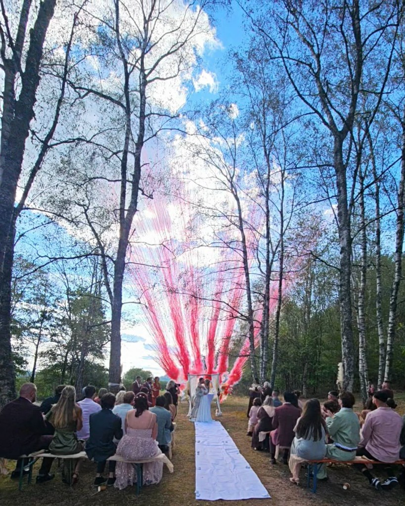 Cérémonie laïque en forêt avec jets de poudre rose