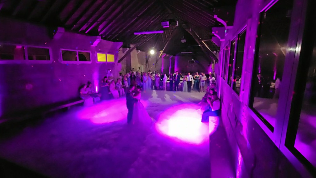 Ouverture de bal sous fumée lourde et lumière violette