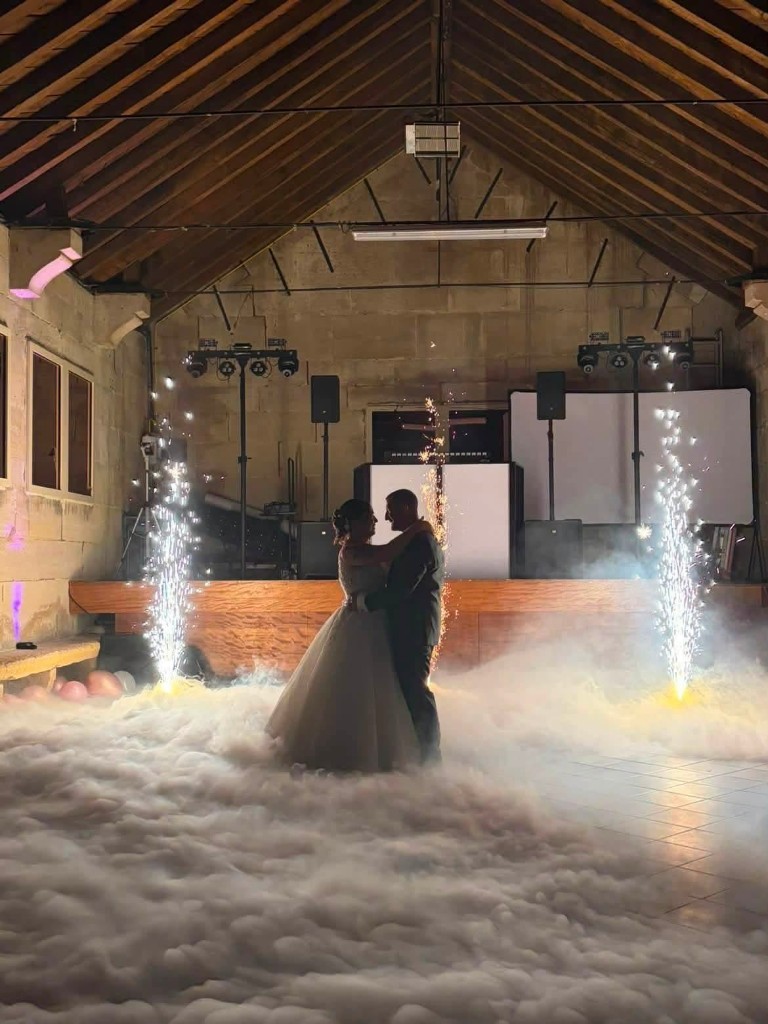 Première danse dans une grange, fumée lourde et fontaines d’étincelles