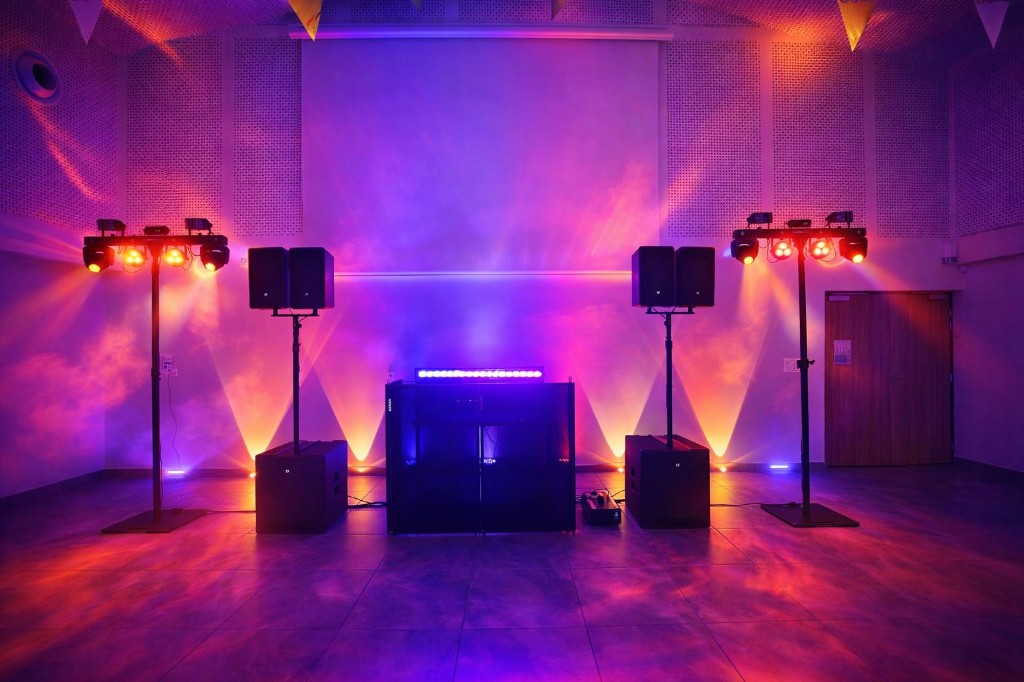 Installation lumineuse violet et ambre DJ Jim