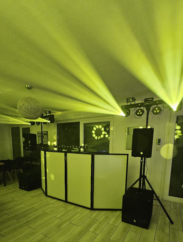 Set DJ Jim avec projection jaune en soiree