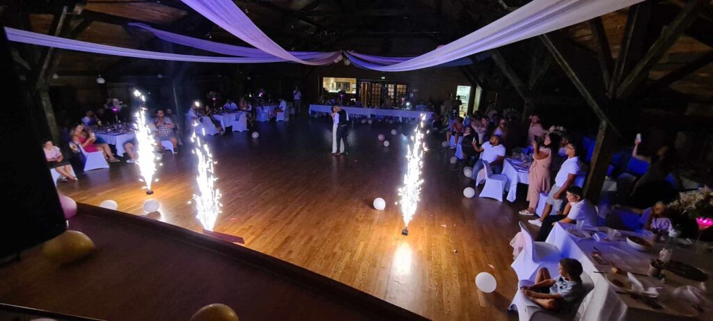 Première danse en salle, fontaines d’étincelles et invités autour de la piste