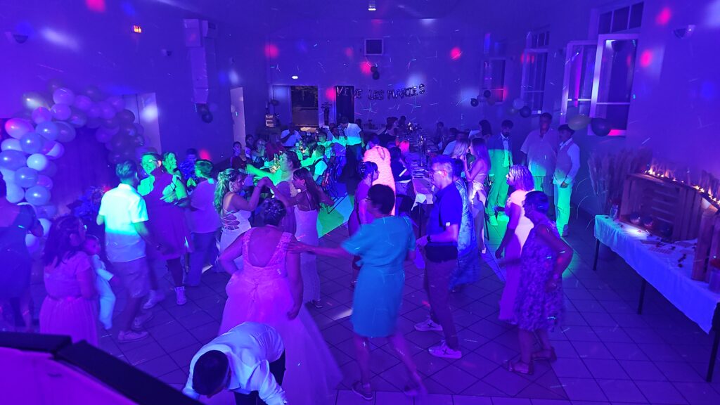 Piste de mariage pleine, robe de mariée et lumière UV